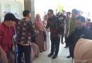 Wali Kota Sungai Penuh, Alfin, hadir di tengah-tengah antrean jemaah memberikan semangat, Kamis (23/4/2026). (Foto: Diskominfosta Sungai Penuh)
