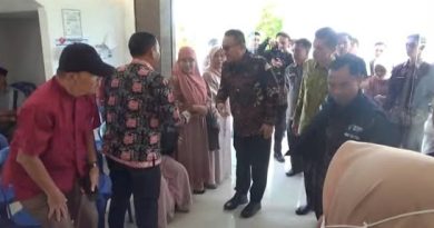 Wali Kota Sungai Penuh, Alfin, hadir di tengah-tengah antrean jemaah memberikan semangat, Kamis (23/4/2026). (Foto: Diskominfosta Sungai Penuh)