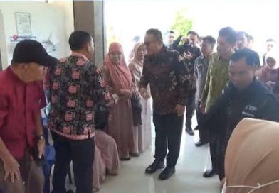 Wali Kota Sungai Penuh, Alfin, hadir di tengah-tengah antrean jemaah memberikan semangat, Kamis (23/4/2026). (Foto: Diskominfosta Sungai Penuh)