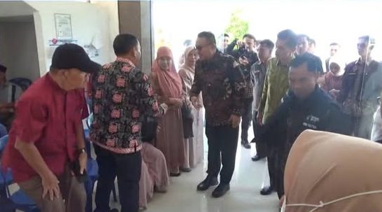 Wali Kota Sungai Penuh, Alfin, hadir di tengah-tengah antrean jemaah memberikan semangat, Kamis (23/4/2026). (Foto: Diskominfosta Sungai Penuh)