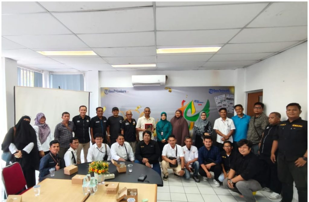 Forum Wartawan Parlemen Sumatera Barat (FWP-SB) melaksanakan kunjungan studi tiru ke Kantor Redaksi Tribun Pekanbaru pada Kamis (23/4/2026). Langkah ini diambil untuk memperdalam pemahaman mengenai pengelolaan media di era transformasi digital. (Foto: IST/Novrianto)