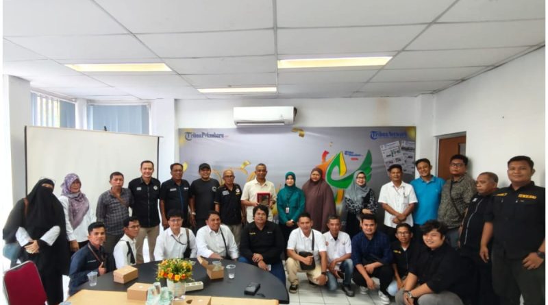 Forum Wartawan Parlemen Sumatera Barat (FWP-SB) melaksanakan kunjungan studi tiru ke Kantor Redaksi Tribun Pekanbaru pada Kamis (23/4/2026). Langkah ini diambil untuk memperdalam pemahaman mengenai pengelolaan media di era transformasi digital. (Foto: IST/Novrianto)