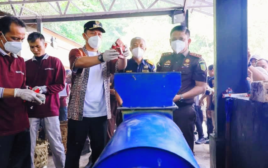 Kejaksaan Tinggi (Kejati) Riau melakukan pemusnahan massal terhadap 22 juta batang rokok ilegal pada Kamis (23/4/2026). Menariknya, pemusnahan kali ini tidak dilakukan dengan cara dibakar, melainkan diolah menjadi pupuk kompos yang bernilai ekonomis. (Foto: Agung Nugroho)