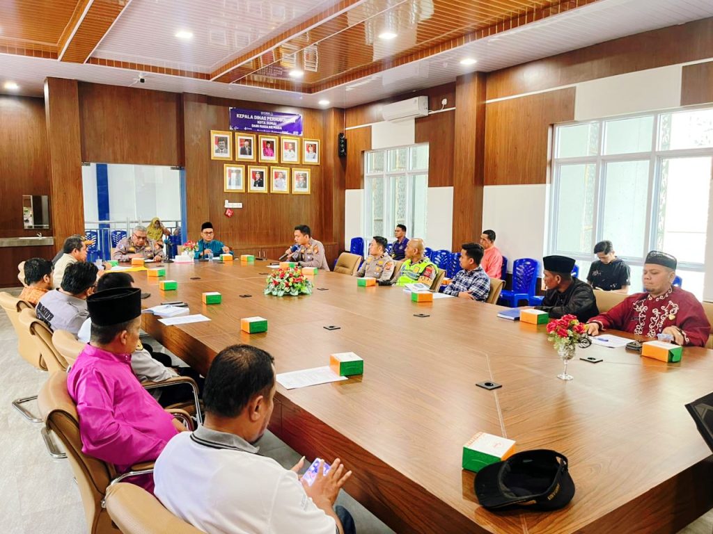 Pemerintah Kota Dumai bergerak cepat mengantisipasi dampak penutupan Jembatan Sei Mesjid di ruas Jalan Dumai–Lubuk Gaung. Dinas Perhubungan Kota Dumai menggelar Rapat Koordinasi lintas instansi guna menyusun strategi rekayasa lalu lintas pada Kamis (23/4/2026). (Foto: Humas Dirlantas Polda Riau)