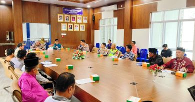 Pemerintah Kota Dumai bergerak cepat mengantisipasi dampak penutupan Jembatan Sei Mesjid di ruas Jalan Dumai–Lubuk Gaung. Dinas Perhubungan Kota Dumai menggelar Rapat Koordinasi lintas instansi guna menyusun strategi rekayasa lalu lintas pada Kamis (23/4/2026). (Foto: Humas Dirlantas Polda Riau)