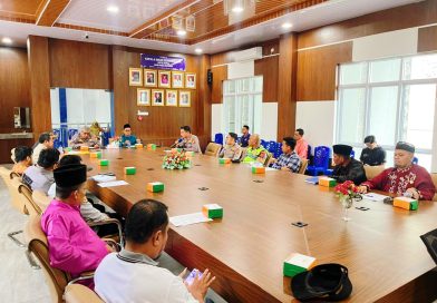 Pemerintah Kota Dumai bergerak cepat mengantisipasi dampak penutupan Jembatan Sei Mesjid di ruas Jalan Dumai–Lubuk Gaung. Dinas Perhubungan Kota Dumai menggelar Rapat Koordinasi lintas instansi guna menyusun strategi rekayasa lalu lintas pada Kamis (23/4/2026). (Foto: Humas Dirlantas Polda Riau)