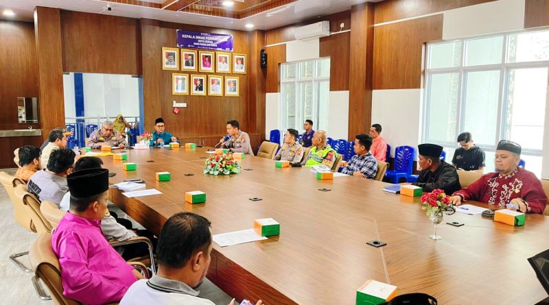 Pemerintah Kota Dumai bergerak cepat mengantisipasi dampak penutupan Jembatan Sei Mesjid di ruas Jalan Dumai–Lubuk Gaung. Dinas Perhubungan Kota Dumai menggelar Rapat Koordinasi lintas instansi guna menyusun strategi rekayasa lalu lintas pada Kamis (23/4/2026). (Foto: Humas Dirlantas Polda Riau)