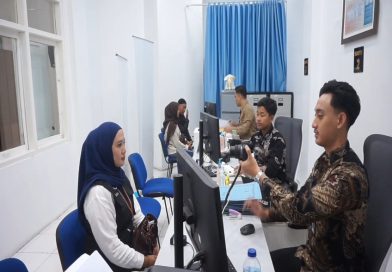 Menjelang musim haji 2026, aktivitas di Kantor Imigrasi Kelas II Non TPI Kerinci, Provinsi Jambi, tampak lebih sibuk dari biasanya, Jum'at (24/4/2026). Permohonan pembuatan paspor mengalami peningkatan signifikan hingga mencapai 50 persen dibandingkan hari-hari biasa. (Foto: IST/Dewi Yulianti)