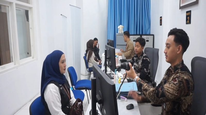 Menjelang musim haji 2026, aktivitas di Kantor Imigrasi Kelas II Non TPI Kerinci, Provinsi Jambi, tampak lebih sibuk dari biasanya, Jum'at (24/4/2026). Permohonan pembuatan paspor mengalami peningkatan signifikan hingga mencapai 50 persen dibandingkan hari-hari biasa. (Foto: IST/Dewi Yulianti)