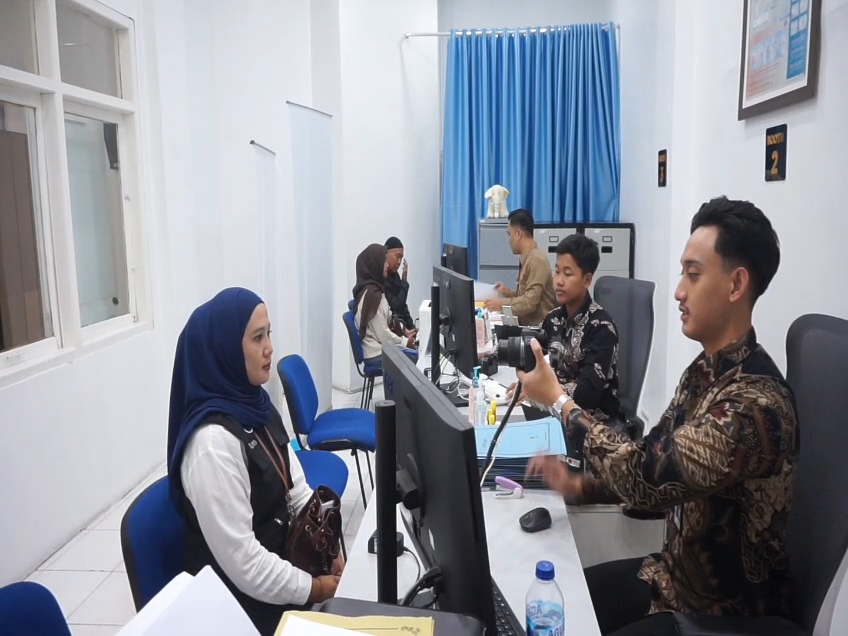 Menjelang musim haji 2026, aktivitas di Kantor Imigrasi Kelas II Non TPI Kerinci, Provinsi Jambi, tampak lebih sibuk dari biasanya, Jum'at (24/4/2026). Permohonan pembuatan paspor mengalami peningkatan signifikan hingga mencapai 50 persen dibandingkan hari-hari biasa. (Foto: IST/Dewi Yulianti)
