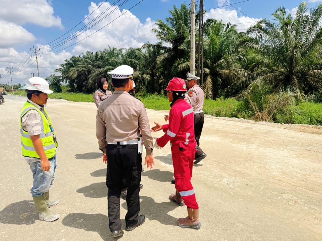 Direktorat Lalu Lintas (Ditlantas) Polda Riau melakukan pengecekan langsung di ruas Jalan Lintas Timur KM 83, jalur Pelalawan menuju Indragiri Hulu. Kegiatan yang berlangsung pada Jumat (24/4/2026) pagi ini bertujuan untuk menjamin keselamatan warga di tengah proyek pembangunan jalan. (Foto: Dirlantas Polda Riau)