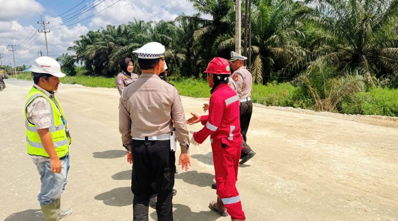 Direktorat Lalu Lintas (Ditlantas) Polda Riau melakukan pengecekan langsung di ruas Jalan Lintas Timur KM 83, jalur Pelalawan menuju Indragiri Hulu. Kegiatan yang berlangsung pada Jumat (24/4/2026) pagi ini bertujuan untuk menjamin keselamatan warga di tengah proyek pembangunan jalan. (Foto: Dirlantas Polda Riau)