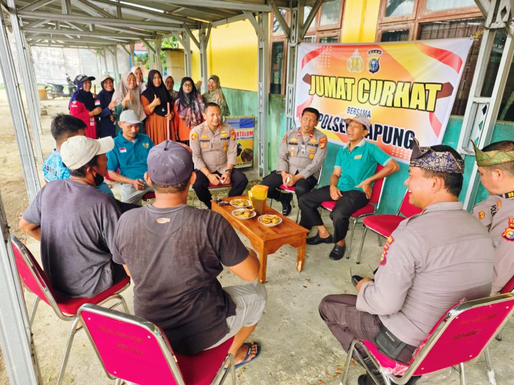 Polsek Tapung kembali menggelar kegiatan "Jumat Curhat" bersama masyarakat Desa Sumber Makmur, Kecamatan Tapung, Kabupaten Kampar, pada Jumat (24/4/2026). Pertemuan ini menjadi wadah bagi warga untuk menyampaikan keluhan secara langsung kepada pihak kepolisian. (Foto: Humas Polres Kampar)