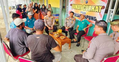Polsek Tapung kembali menggelar kegiatan "Jumat Curhat" bersama masyarakat Desa Sumber Makmur, Kecamatan Tapung, Kabupaten Kampar, pada Jumat (24/4/2026). Pertemuan ini menjadi wadah bagi warga untuk menyampaikan keluhan secara langsung kepada pihak kepolisian. (Foto: Humas Polres Kampar)