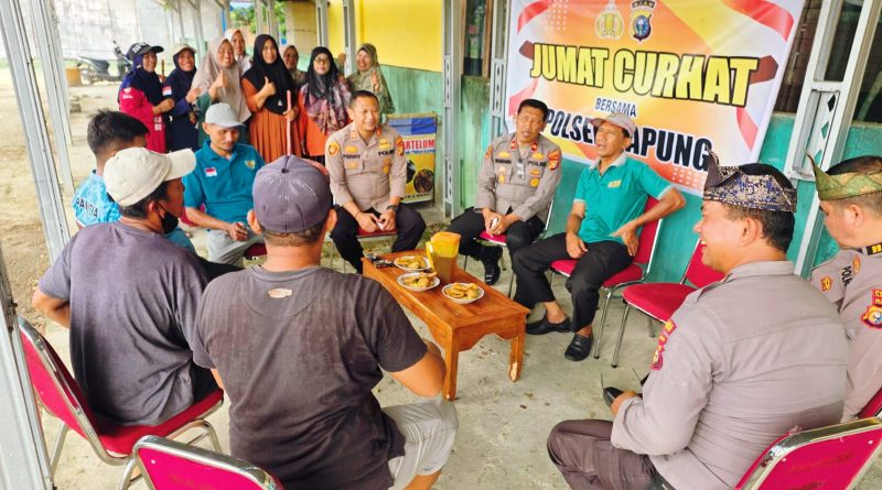 Polsek Tapung kembali menggelar kegiatan "Jumat Curhat" bersama masyarakat Desa Sumber Makmur, Kecamatan Tapung, Kabupaten Kampar, pada Jumat (24/4/2026). Pertemuan ini menjadi wadah bagi warga untuk menyampaikan keluhan secara langsung kepada pihak kepolisian. (Foto: Humas Polres Kampar)