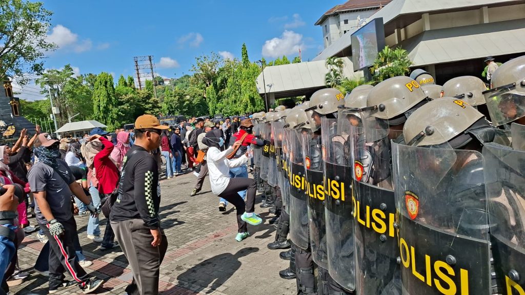Kepolisian Daerah (Polda) Jawa Tengah kembali mengasah kesiapan personel dalam menghadapi situasi kontijensi. Latihan Unit Negosiator digelar secara intensif di halaman Kantor Gubernur Jawa Tengah pada Jumat (24/4/2026). (Foto: Humas Polda Jateng)