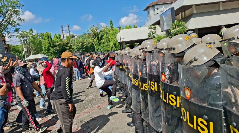 Kepolisian Daerah (Polda) Jawa Tengah kembali mengasah kesiapan personel dalam menghadapi situasi kontijensi. Latihan Unit Negosiator digelar secara intensif di halaman Kantor Gubernur Jawa Tengah pada Jumat (24/4/2026). (Foto: Humas Polda Jateng)