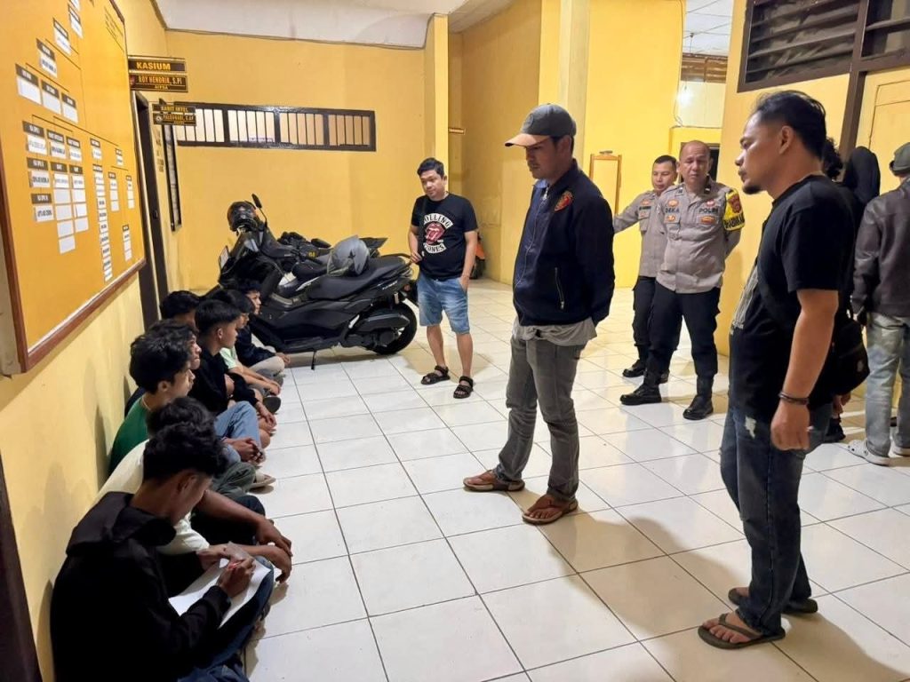 Satuan Reserse Kriminal (Satreskrim) Polres Kerinci bergerak cepat mengamankan sejumlah pemuda yang diduga terlibat aksi pengeroyokan. Insiden kekerasan secara bersama-sama ini terjadi di kawasan Desa Air Panas Baru, Kecamatan Air Hangat, Kabupaten Kerinci, Kamis (23/4/2026). (Foto: IST/Dewi Yulianti)