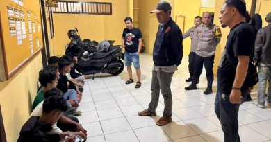 Satuan Reserse Kriminal (Satreskrim) Polres Kerinci bergerak cepat mengamankan sejumlah pemuda yang diduga terlibat aksi pengeroyokan. Insiden kekerasan secara bersama-sama ini terjadi di kawasan Desa Air Panas Baru, Kecamatan Air Hangat, Kabupaten Kerinci, Kamis (23/4/2026). (Foto: IST/Dewi Yulianti)