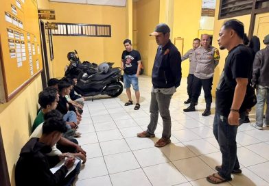 Satuan Reserse Kriminal (Satreskrim) Polres Kerinci bergerak cepat mengamankan sejumlah pemuda yang diduga terlibat aksi pengeroyokan. Insiden kekerasan secara bersama-sama ini terjadi di kawasan Desa Air Panas Baru, Kecamatan Air Hangat, Kabupaten Kerinci, Kamis (23/4/2026). (Foto: IST/Dewi Yulianti)