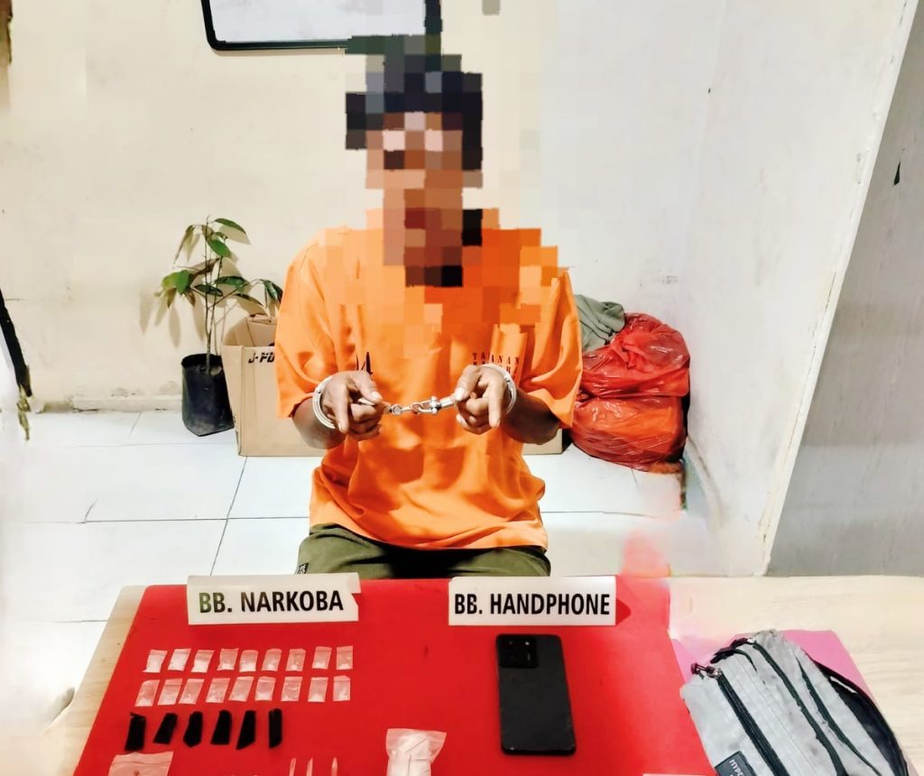 nit Reskrim Polsek Kampar Kiri bergerak cepat meringkus seorang pria berinisial SA (43) pada Rabu (22/4/2026) malam. Tersangka ditangkap di Dusun II, Desa IV Koto Setingkai, Kabupaten Kampar, karena diduga kuat menjadi pengedar narkotika jenis sabu. (Foto: Humas Polres Kampar)