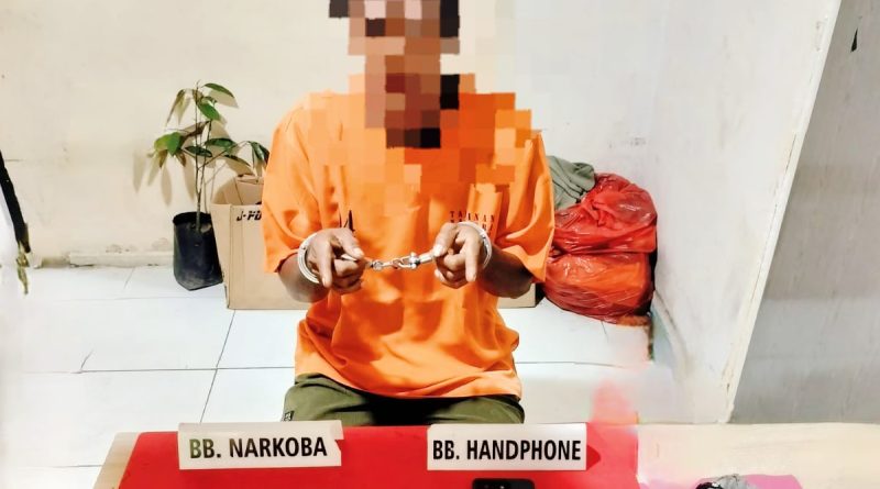 nit Reskrim Polsek Kampar Kiri bergerak cepat meringkus seorang pria berinisial SA (43) pada Rabu (22/4/2026) malam. Tersangka ditangkap di Dusun II, Desa IV Koto Setingkai, Kabupaten Kampar, karena diduga kuat menjadi pengedar narkotika jenis sabu. (Foto: Humas Polres Kampar)