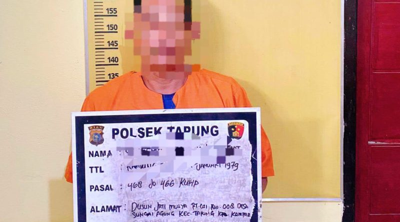 Unit Reskrim Polsek Tapung bergerak cepat mengamankan seorang pria berinisial SA (47) pada Jumat (24/4/2026). Tersangka diduga melakukan penganiayaan berat terhadap korban bernama Boy Fan (38) di Desa Sungai Agung, Kabupaten Kampar. (Foto: Humas Polres Kampar)