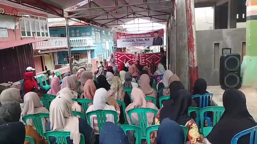 Wakil Ketua DPRD Kota Sungai Penuh, Hardizal, melaksanakan kegiatan reses di Desa Pondok Agung, Kecamatan Pondok Tinggi, pada Jumat (24/4/2026). Pertemuan ini menjadi ajang dialog langsung antara wakil rakyat dengan berbagai elemen masyarakat setempat. (Foto: IST/Dewi Yulianti)