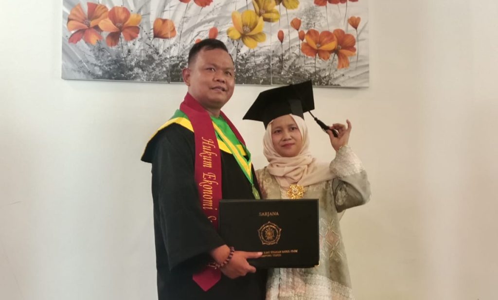 Warga Kabupaten Lahat, Selamat Raharjo didampingi istri tercinta saat mengikuti wisuda di Universitas Sekolah Tinggi Ilmu Syariah Darul Ulum Lampung Timur Tahun 2026, Sabtu (25/4/2026)