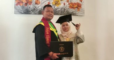 Warga Kabupaten Lahat, Selamat Raharjo didampingi istri tercinta saat mengikuti wisuda di Universitas Sekolah Tinggi Ilmu Syariah Darul Ulum Lampung Timur Tahun 2026, Sabtu (25/4/2026)