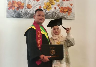 Warga Kabupaten Lahat, Selamat Raharjo didampingi istri tercinta saat mengikuti wisuda di Universitas Sekolah Tinggi Ilmu Syariah Darul Ulum Lampung Timur Tahun 2026, Sabtu (25/4/2026)