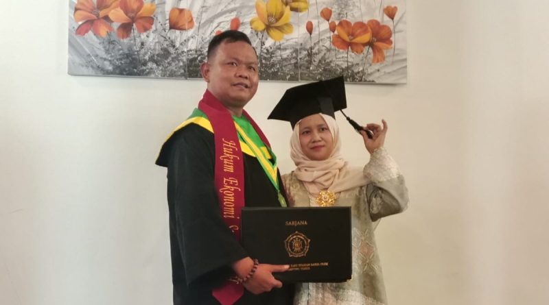 Warga Kabupaten Lahat, Selamat Raharjo didampingi istri tercinta saat mengikuti wisuda di Universitas Sekolah Tinggi Ilmu Syariah Darul Ulum Lampung Timur Tahun 2026, Sabtu (25/4/2026)