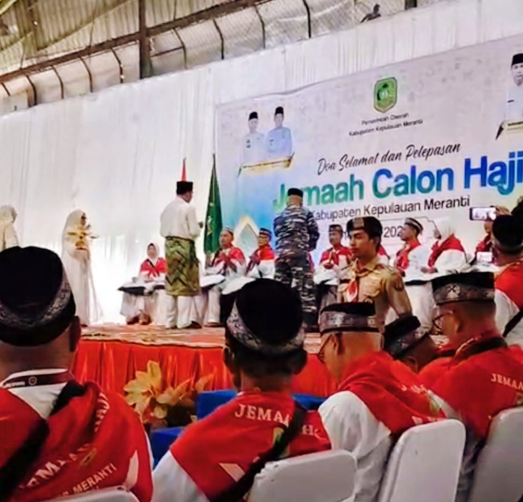 Bupati Kepulauan Meranti, AKBP (Purna) H. Asmar, memimpin prosesi Tepung Tawar bagi 110 Jemaah Calon Haji (JCH) asal Kabupaten Kepulauan Meranti. Kegiatan yang penuh khidmat ini berlangsung di Afifa Futsal, Kota Selatpanjang, pada Sabtu (26/4/2026). (Foto: Pemkab Meranti)