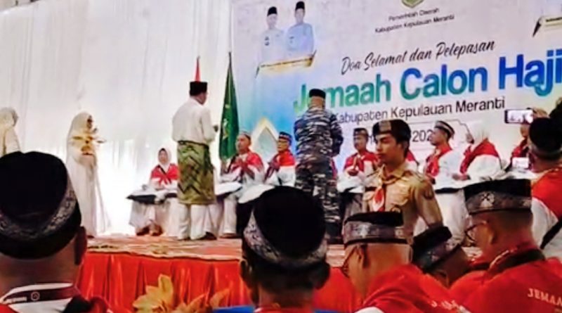 Bupati Kepulauan Meranti, AKBP (Purna) H. Asmar, memimpin prosesi Tepung Tawar bagi 110 Jemaah Calon Haji (JCH) asal Kabupaten Kepulauan Meranti. Kegiatan yang penuh khidmat ini berlangsung di Afifa Futsal, Kota Selatpanjang, pada Sabtu (26/4/2026). (Foto: Pemkab Meranti)