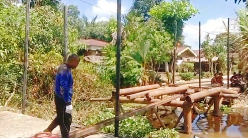 Pembangunan Jembatan Presisi Tahap II di Desa Pangkalan Terap, Kecamatan Teluk Meranti, Kabupaten Pelalawan, terus menunjukkan kemajuan positif. Memasuki hari ketiga pelaksanaan pada Minggu (26/4/2026), progres pengerjaan fisik dilaporkan telah mencapai angka 10 persen. (Foto: Polsek Teluk Meranti)