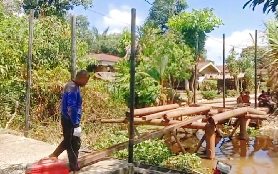 Pembangunan Jembatan Presisi Tahap II di Desa Pangkalan Terap, Kecamatan Teluk Meranti, Kabupaten Pelalawan, terus menunjukkan kemajuan positif. Memasuki hari ketiga pelaksanaan pada Minggu (26/4/2026), progres pengerjaan fisik dilaporkan telah mencapai angka 10 persen. (Foto: Polsek Teluk Meranti)