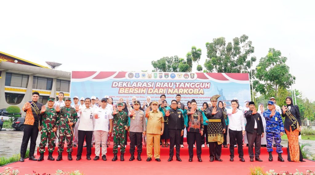Pemerintah Provinsi Riau bersama Polda Riau menggelar Apel Kesiapan Satuan Tugas (Satgas) Anti Narkoba pada Sabtu (25/4/2026). Kegiatan yang berlangsung di halaman Kantor Gubernur Riau ini menjadi langkah strategis untuk mewujudkan wilayah yang bersih dari peredaran gelap narkotika. (Foto: Humas Polda Riau)
