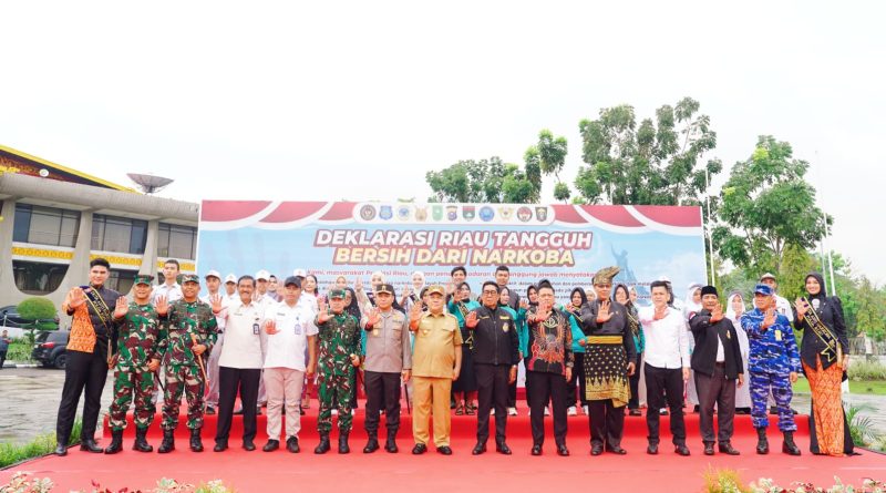 Pemerintah Provinsi Riau bersama Polda Riau menggelar Apel Kesiapan Satuan Tugas (Satgas) Anti Narkoba pada Sabtu (25/4/2026). Kegiatan yang berlangsung di halaman Kantor Gubernur Riau ini menjadi langkah strategis untuk mewujudkan wilayah yang bersih dari peredaran gelap narkotika. (Foto: Humas Polda Riau)