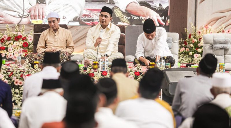 Wakil Gubernur Jawa Tengah, Taj Yasin Maimoen, mengajak para alumni pesantren untuk terus mempertahankan nilai-nilai luhur pondok di tengah arus modernisasi. Hal ini disampaikannya dalam acara Halalbihalal Alumni Lintas Pesantren se-Kabupaten Magelang pada Minggu (26/4/2026). (Foto: Humas Jateng)