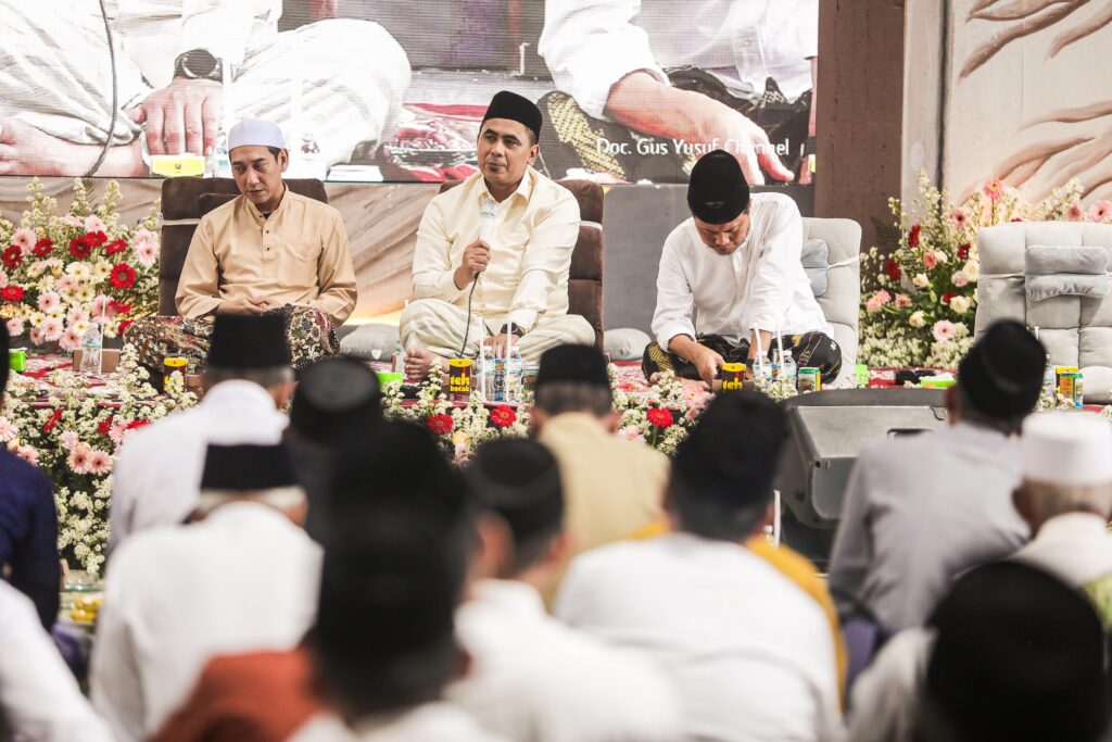 Wakil Gubernur Jawa Tengah, Taj Yasin Maimoen, mengajak para alumni pesantren untuk terus mempertahankan nilai-nilai luhur pondok di tengah arus modernisasi. Hal ini disampaikannya dalam acara Halalbihalal Alumni Lintas Pesantren se-Kabupaten Magelang pada Minggu (26/4/2026). (Foto: Humas Jateng)