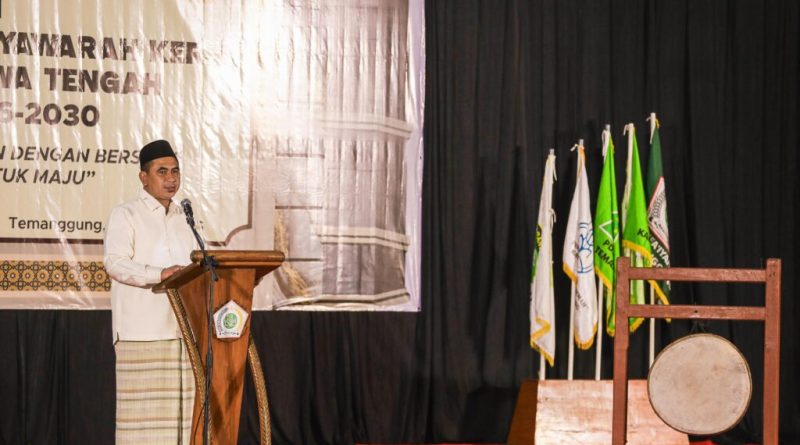 Wakil Gubernur Jawa Tengah, Taj Yasin Maimoen, menyampaikan hal tersebut saat menghadiri pelantikan pengurus wilayah dan pembukaan Musyawarah Kerja Wilayah (Mukerwil) V Rifa’iyah. Acara ini berlangsung di Gedung Pemuda Kabupaten Temanggung pada Minggu (26/4/2026). (Foto: Humas Jateng)