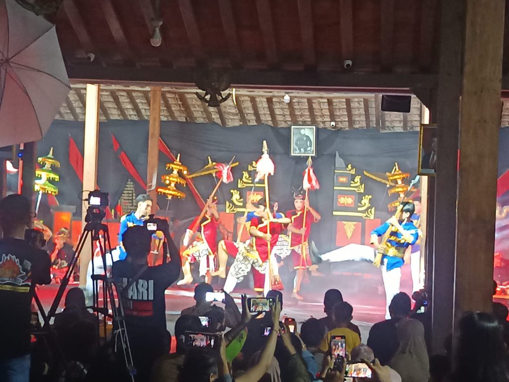 Suasana penuh warna dan semangat budaya menyelimuti Pendopo Notobratan Kadilangu, Demak. Sebanyak 500 penari unjuk talenta dalam gelaran Langen Budaya Hadilangu ke-8 guna menyambut Hari Tari Dunia pada Minggu (26/4/2026). (Foto: Pemkab Demak)