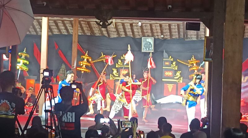 Suasana penuh warna dan semangat budaya menyelimuti Pendopo Notobratan Kadilangu, Demak. Sebanyak 500 penari unjuk talenta dalam gelaran Langen Budaya Hadilangu ke-8 guna menyambut Hari Tari Dunia pada Minggu (26/4/2026). (Foto: Pemkab Demak)