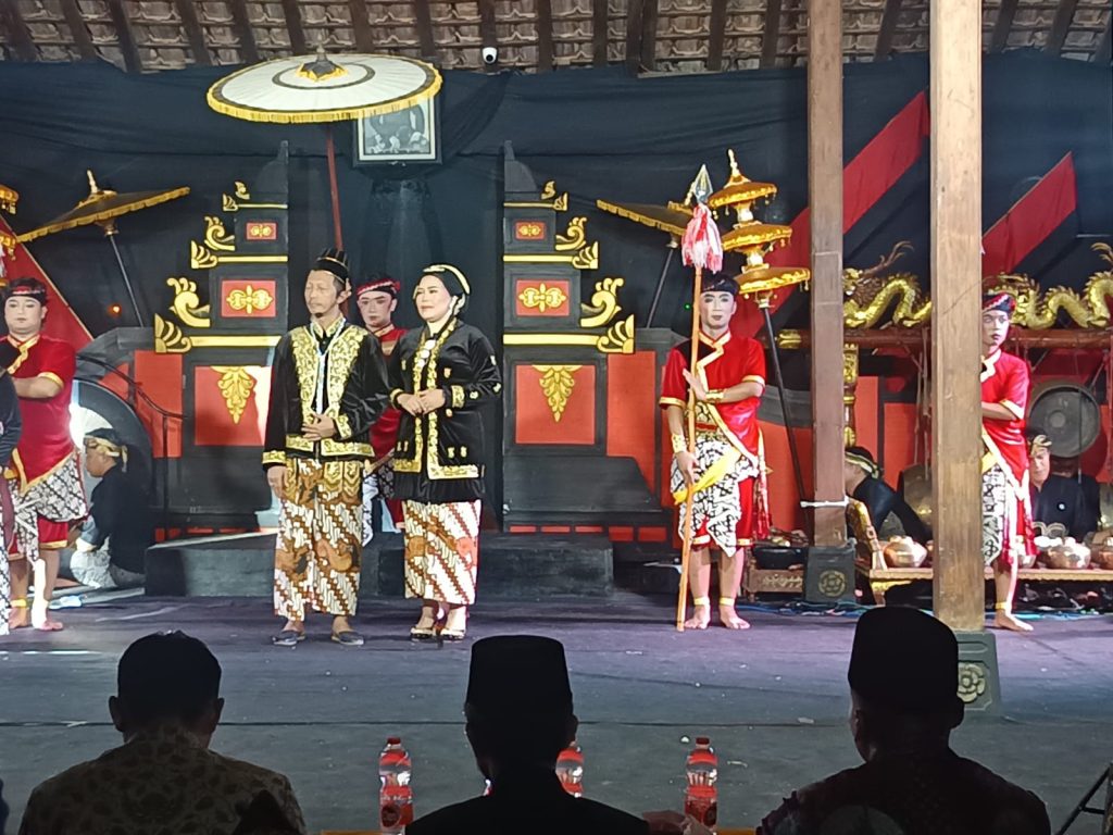 Seniman Muda Tari Demak menggelar pentas seni bertajuk 'Langen Budaya Hadilangu' di Pendopo Notobratan Kadilangu, Minggu (26/4/2026). Acara ini diselenggarakan secara meriah guna memperingati Hari Tari Dunia sekaligus melestarikan sejarah lokal. (Foto: Pemkab Demak)