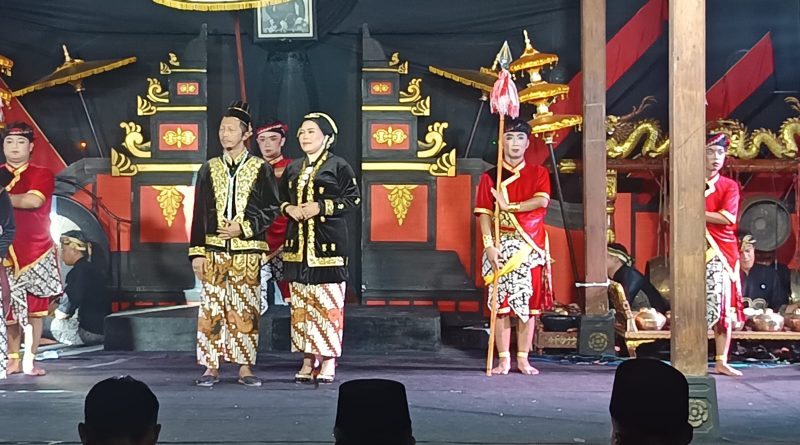 Seniman Muda Tari Demak menggelar pentas seni bertajuk 'Langen Budaya Hadilangu' di Pendopo Notobratan Kadilangu, Minggu (26/4/2026). Acara ini diselenggarakan secara meriah guna memperingati Hari Tari Dunia sekaligus melestarikan sejarah lokal. (Foto: Pemkab Demak)