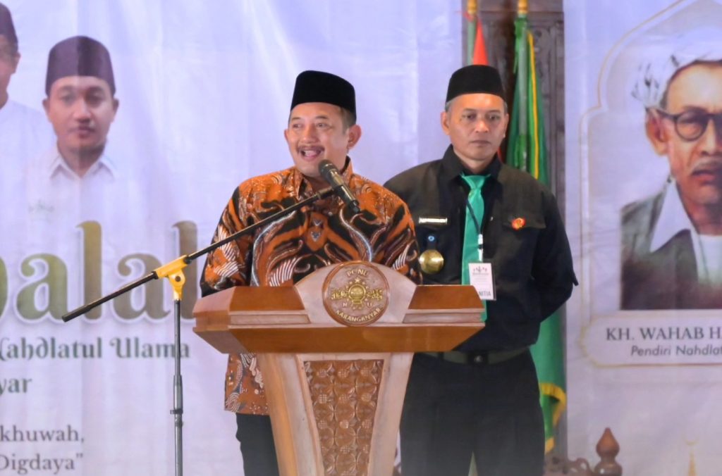 Bupati Karanganyar, H. Rober Christanto, S.E., M.M., menyampaikan sambutannya dalam acara Halalbihalal Keluarga besar Pengurus Cabang Nahdlatul Ulama (PCNU) Kabupaten Karanganyar di Gedung Wanita Karanganyar pada Minggu (26/4/2026). (Foto: Pemkab Karanganyar)