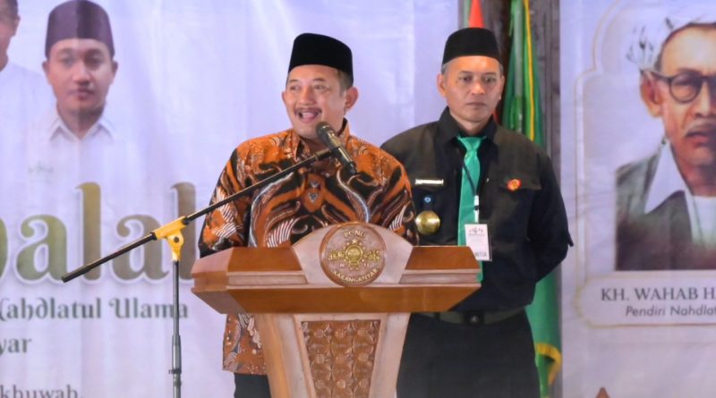 Bupati Karanganyar, H. Rober Christanto, S.E., M.M., menyampaikan sambutannya dalam acara Halalbihalal Keluarga besar Pengurus Cabang Nahdlatul Ulama (PCNU) Kabupaten Karanganyar di Gedung Wanita Karanganyar pada Minggu (26/4/2026). (Foto: Pemkab Karanganyar)