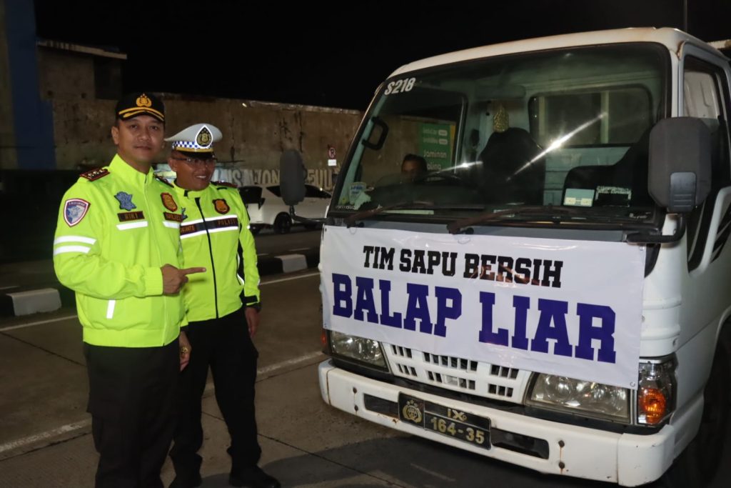 Polres Pekalongan Kota menggelar patroli skala besar untuk menjaga keamanan dan ketertiban lalu lintas di wilayah hukumnya. Fokus utama kegiatan ini adalah memberantas aksi balap liar yang kerap meresahkan masyarakat, terutama di kawasan Exit Tol Setono. (Foto: Pemkab Pekalongan/Dian)