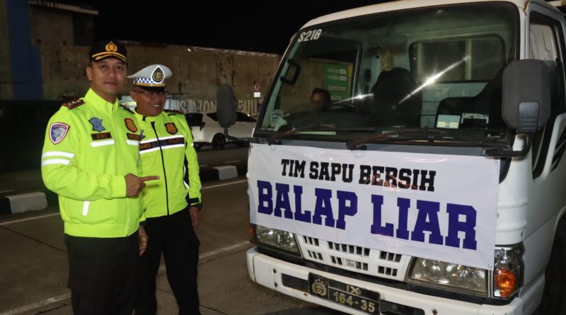 Polres Pekalongan Kota menggelar patroli skala besar untuk menjaga keamanan dan ketertiban lalu lintas di wilayah hukumnya. Fokus utama kegiatan ini adalah memberantas aksi balap liar yang kerap meresahkan masyarakat, terutama di kawasan Exit Tol Setono. (Foto: Pemkab Pekalongan/Dian)
