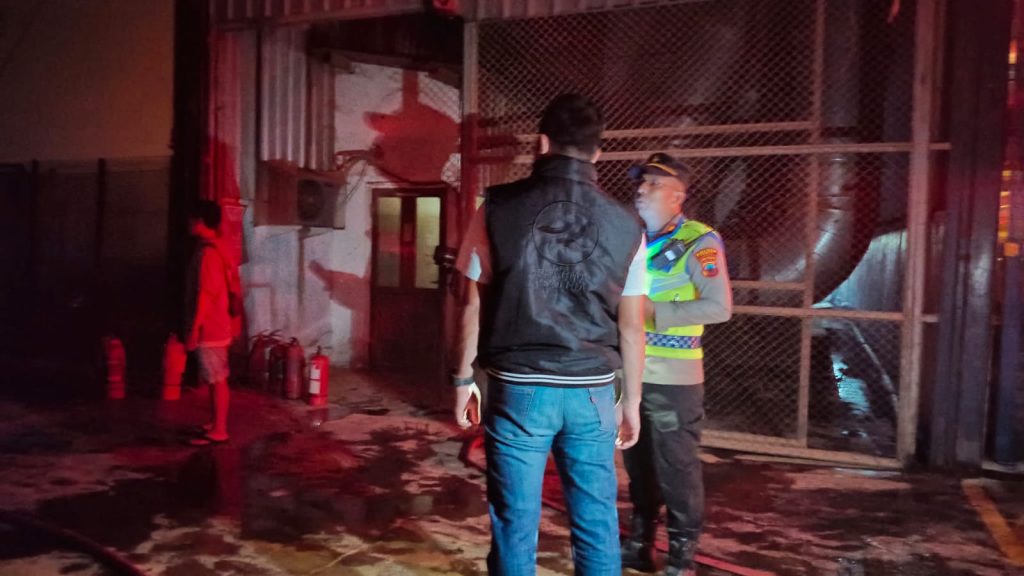 Kebakaran hebat melanda area gudang produksi PT SAS Kreasindo Utama di Desa Maribaya, Kecamatan Kramat, Kabupaten Tegal, pada Minggu (26/4/2026) malam. (Foto: Humas Polda Jateng)